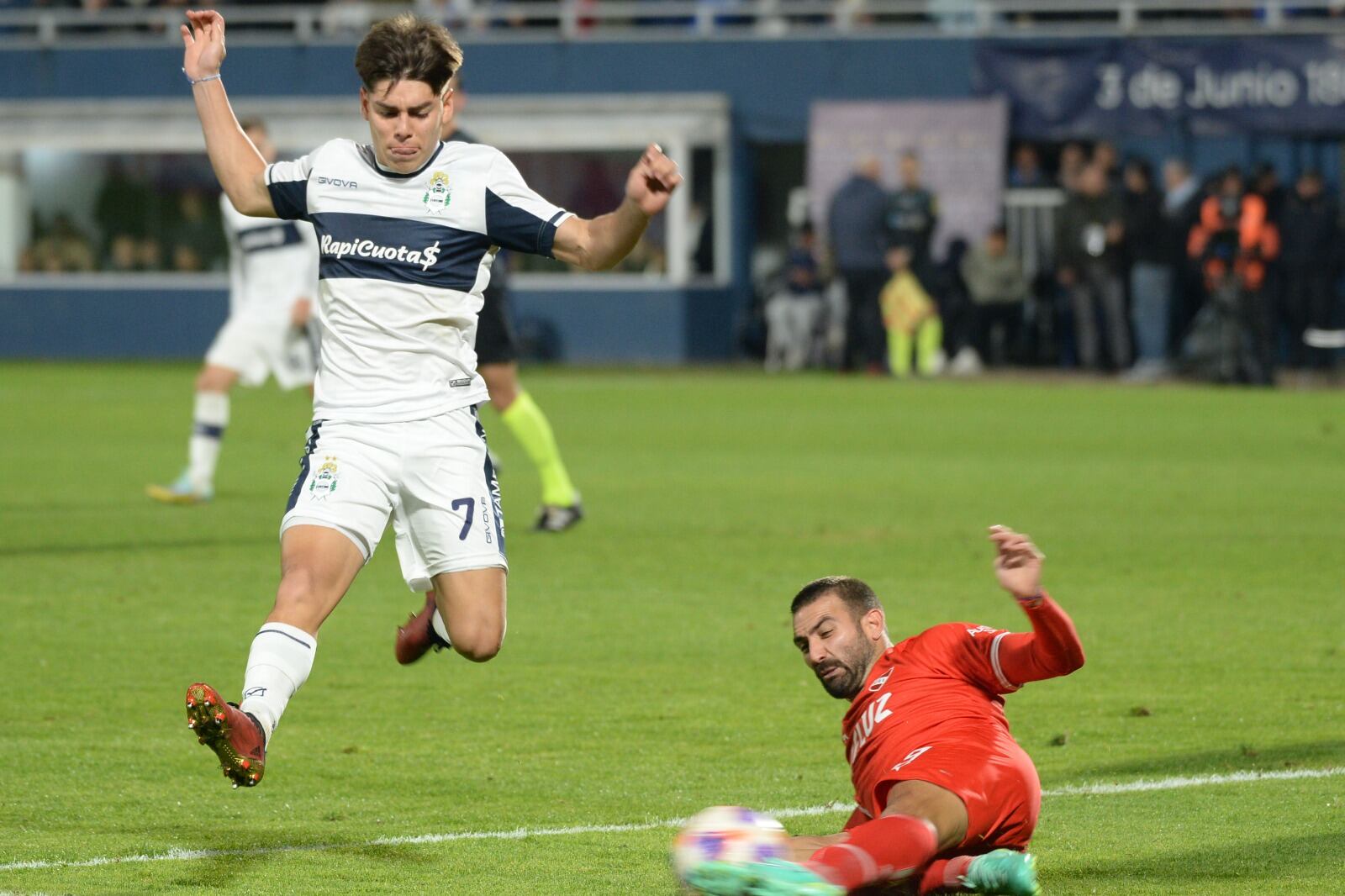 Cauteruccio y Domínguez.