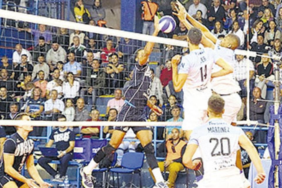 Bolívar Voley (casaca blanca), el equipo de Marcelo Tinelli.