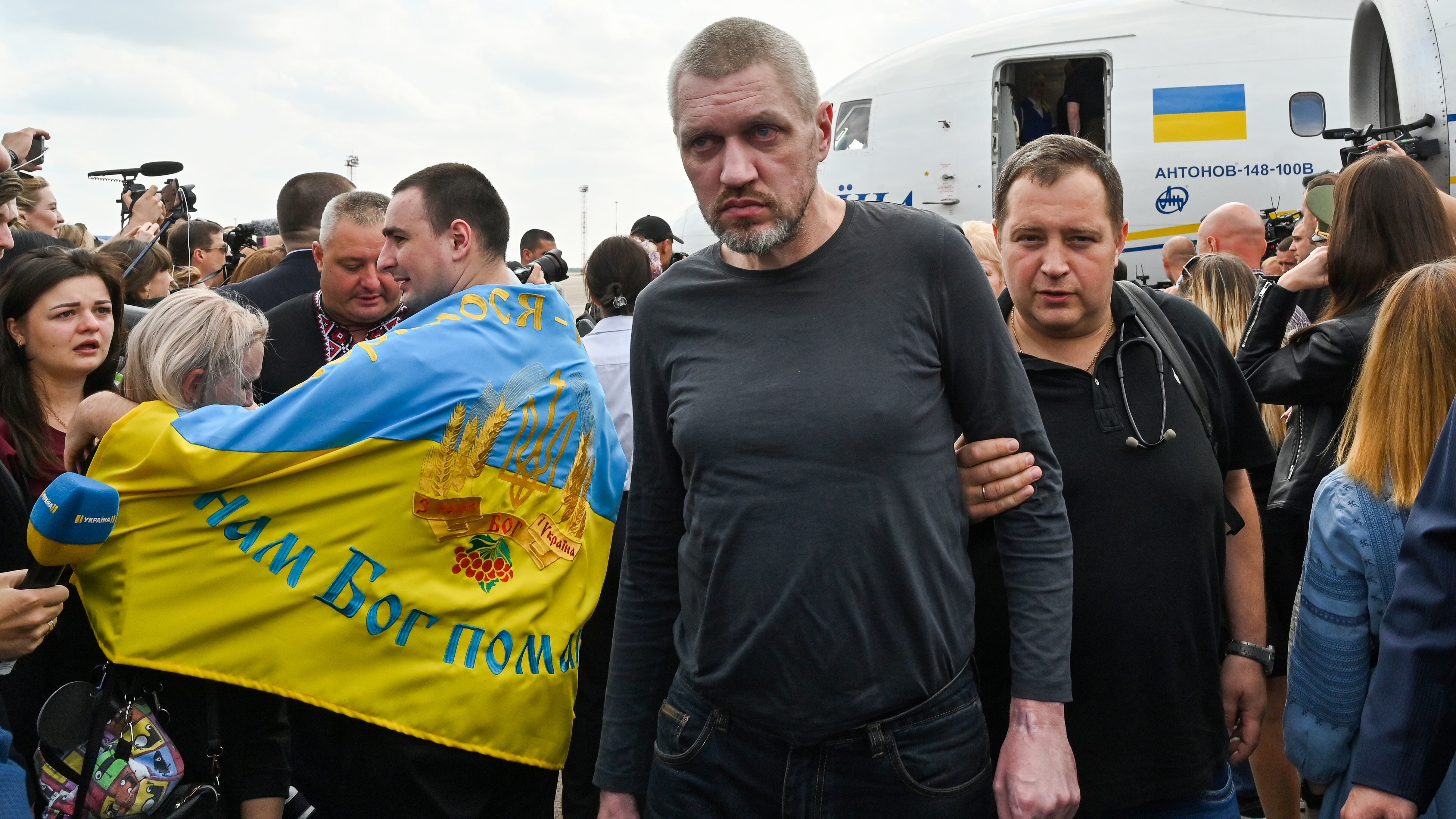 Un exprisionero de Rusia arriba al aeropuerto internacional de Kiev.