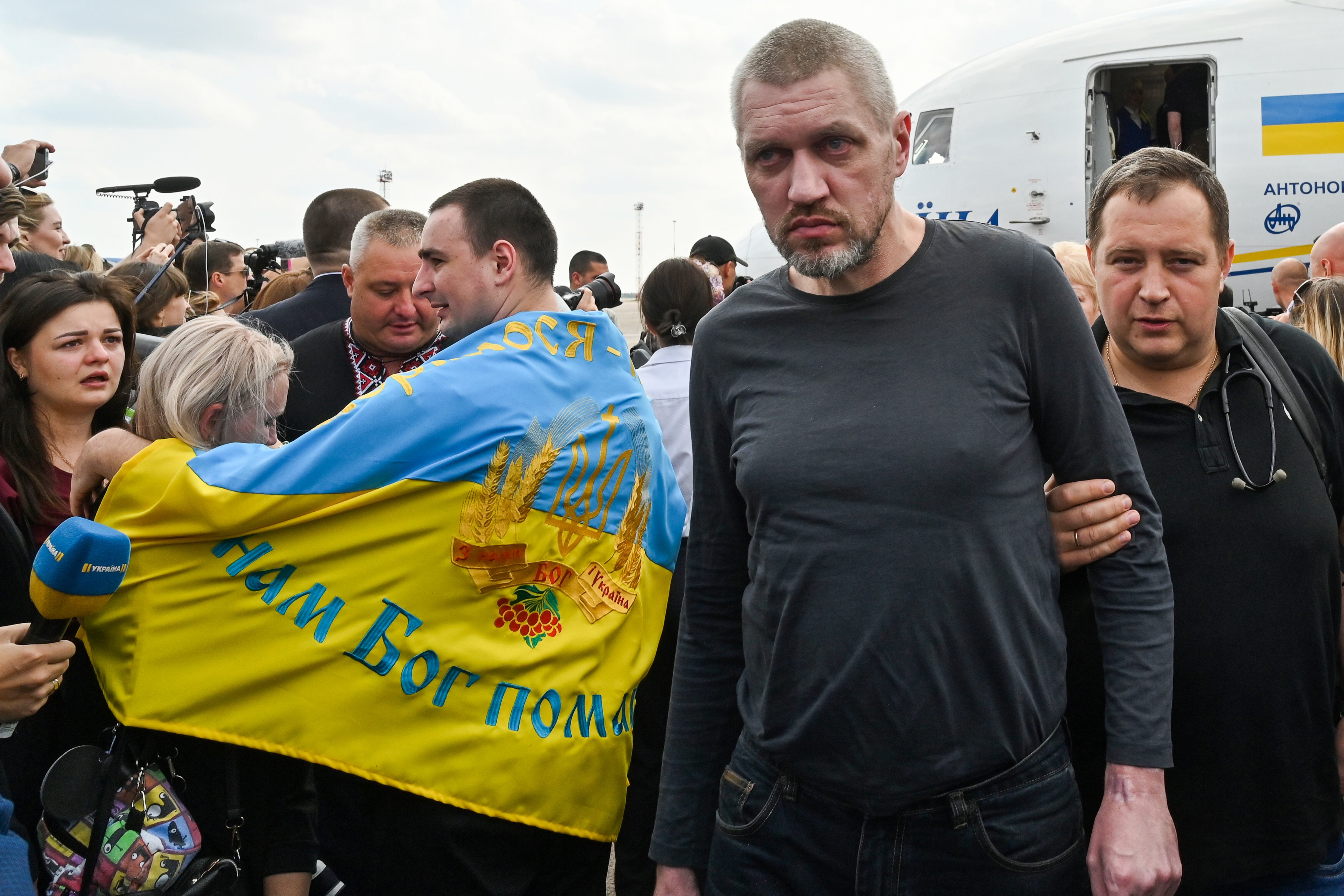 Un exprisionero de Rusia arriba al aeropuerto internacional de Kiev.