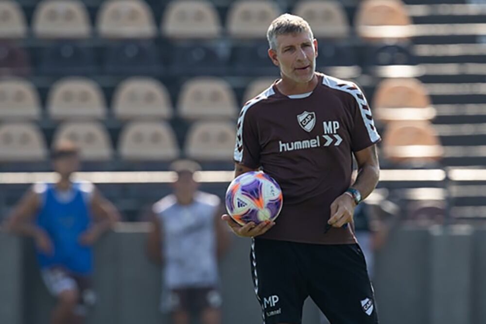 Martín Palermo dirige a Platense
