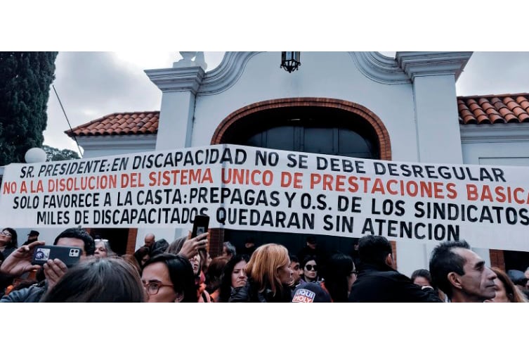 El miércoles pasado, miles de personas se movilizaron en diferentes puntos del país contra la desregulación del sistema de prestaciones para personas con discapacidad. Imagen: Somos Télam / Sofia Barrios