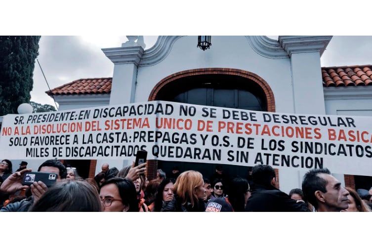 El miércoles pasado, miles de personas se movilizaron en diferentes puntos del país contra la desregulación del sistema de prestaciones para personas con discapacidad. Imagen: Somos Télam / Sofia Barrios