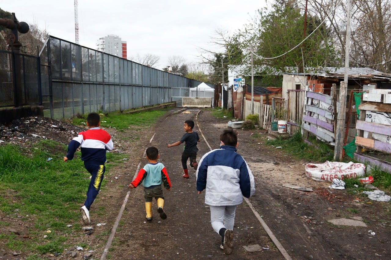 Rodeadas por la Policía Federal y Gendarmería: así están las personas que el 23 de agosto tomaron un terreno de Trenes Argentinos, cerca de la estación Victoria del Ferrocarril Mitre.