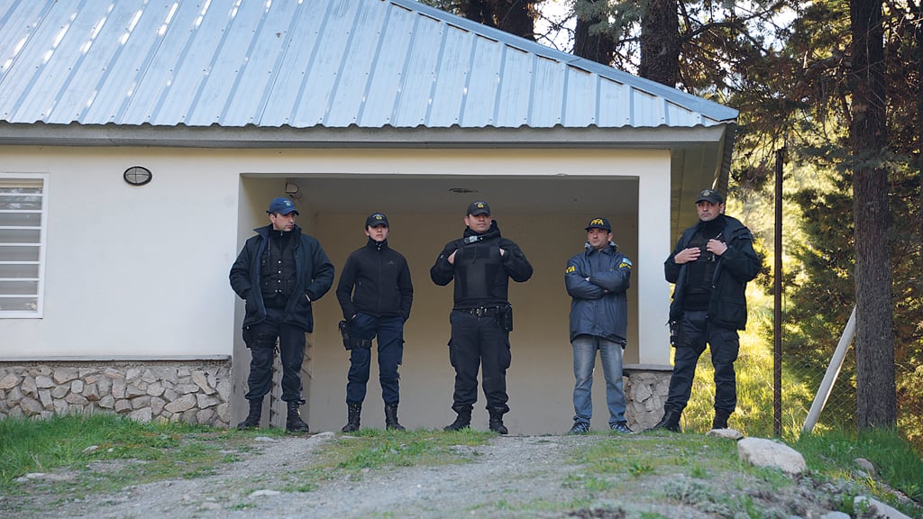 La morgue de Esquel tuvo una fuerte custodia mientras estuvo allí el cadáver recuperado en el río.