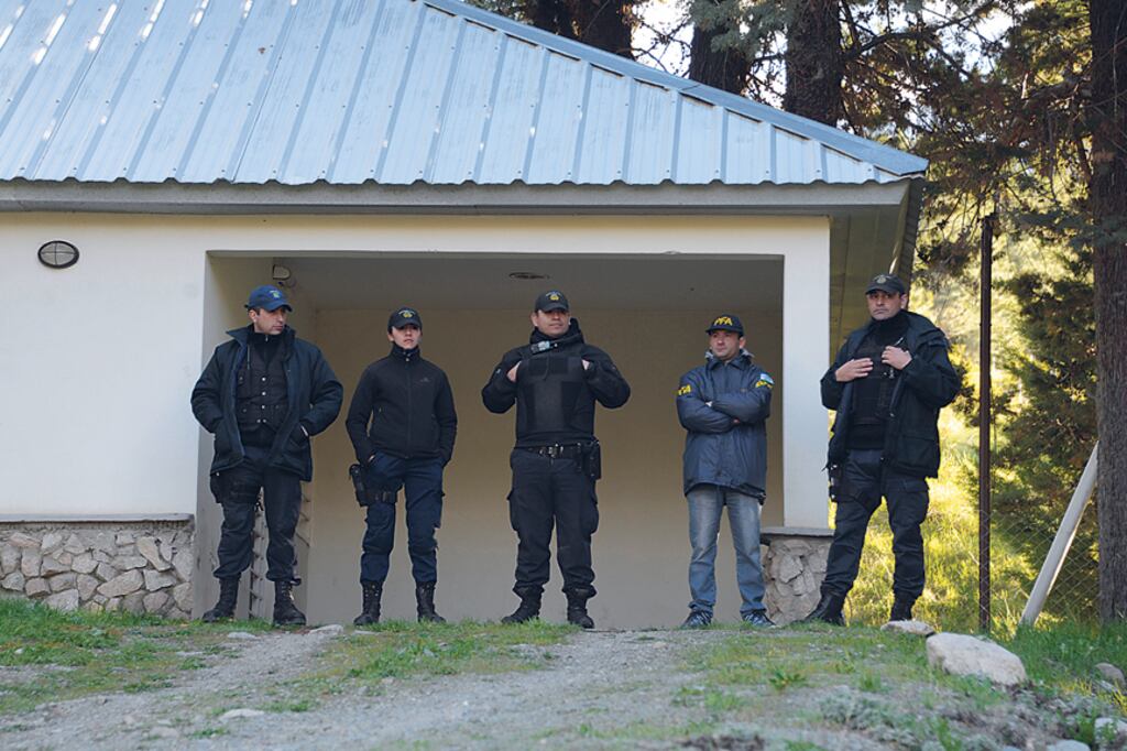 La morgue de Esquel tuvo una fuerte custodia mientras estuvo allí el cadáver recuperado en el río.