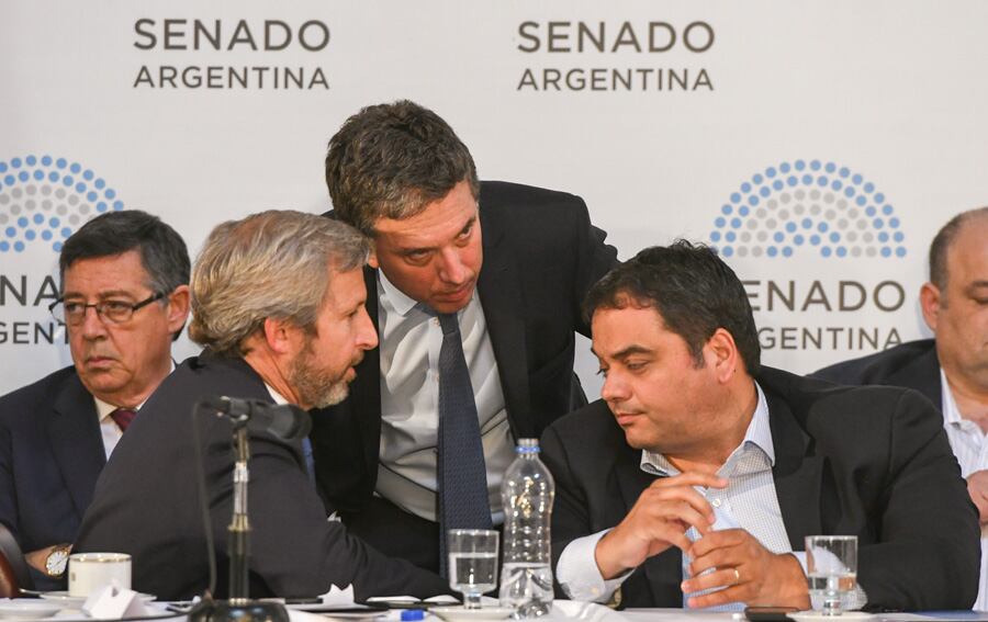 Pichetto propuso un retoque a la fórmula de las jubilaciones. Triaca, Dujovne y Frigerio lo aceptaron rápidamente.