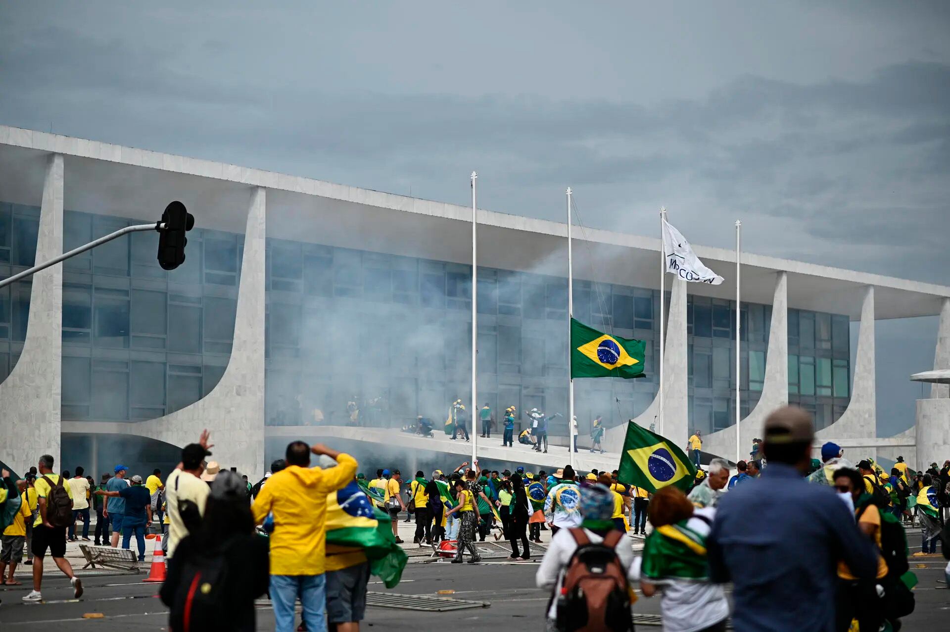 Manifestantes invaden la Plaza de los Tres Poderes en Brasilia el 8 de enero de 2023.