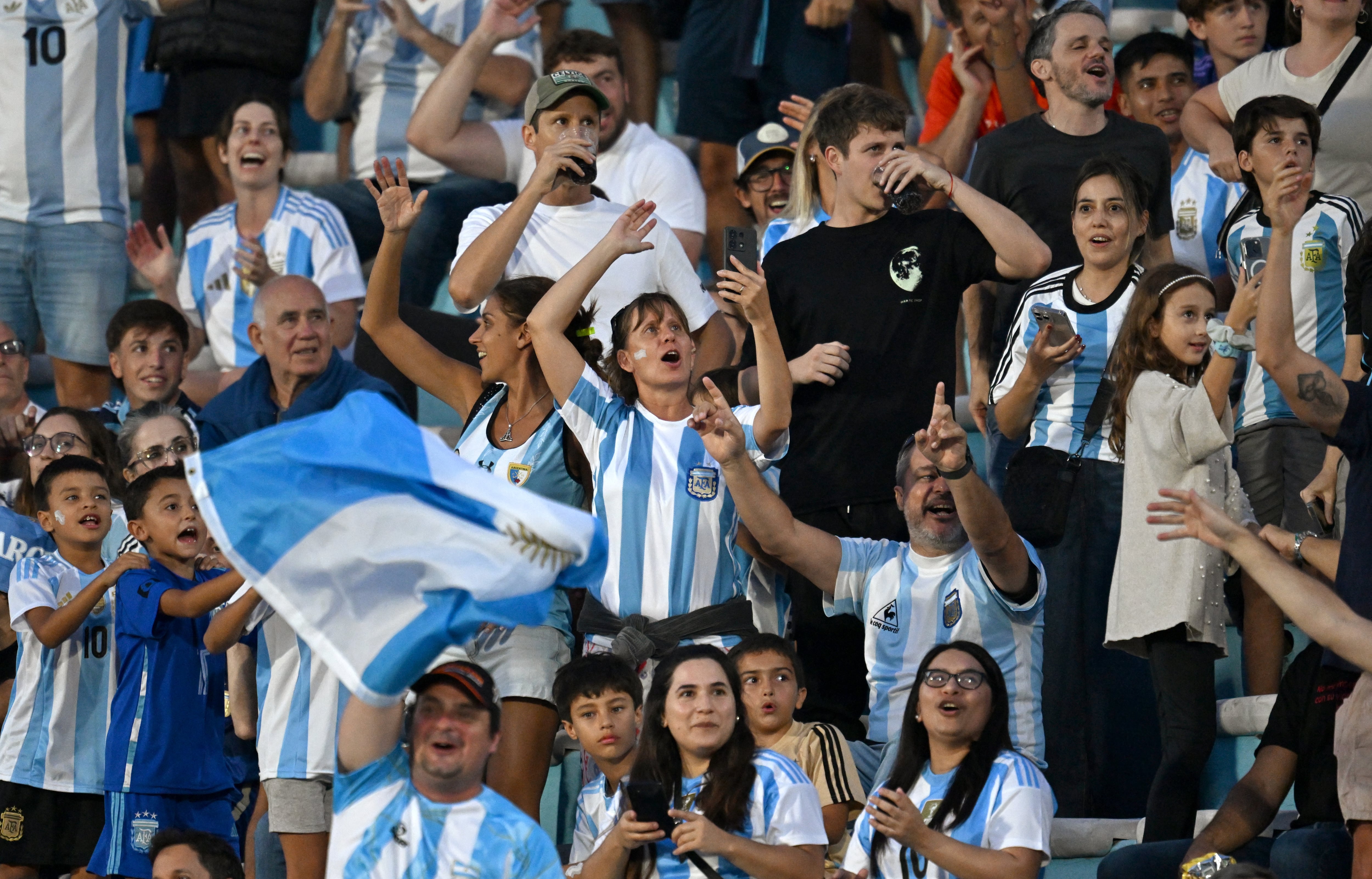 Los hinchas argentinos en el Centenario