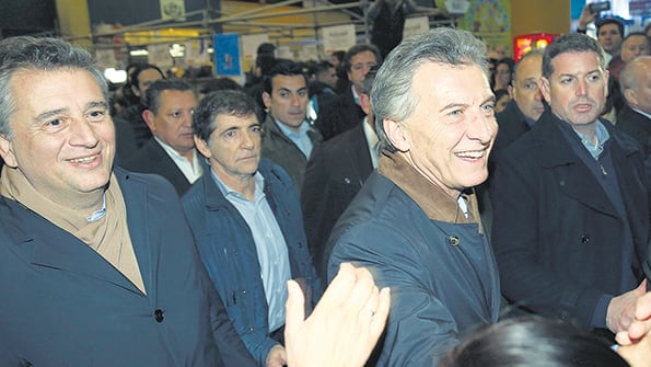 Etchevehere sonríe mientras Macri saluda en la Rural a los candidatos opositores que alienta el ministro.