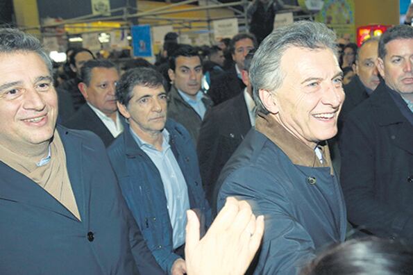 Etchevehere sonríe mientras Macri saluda en la Rural a los candidatos opositores que alienta el ministro.