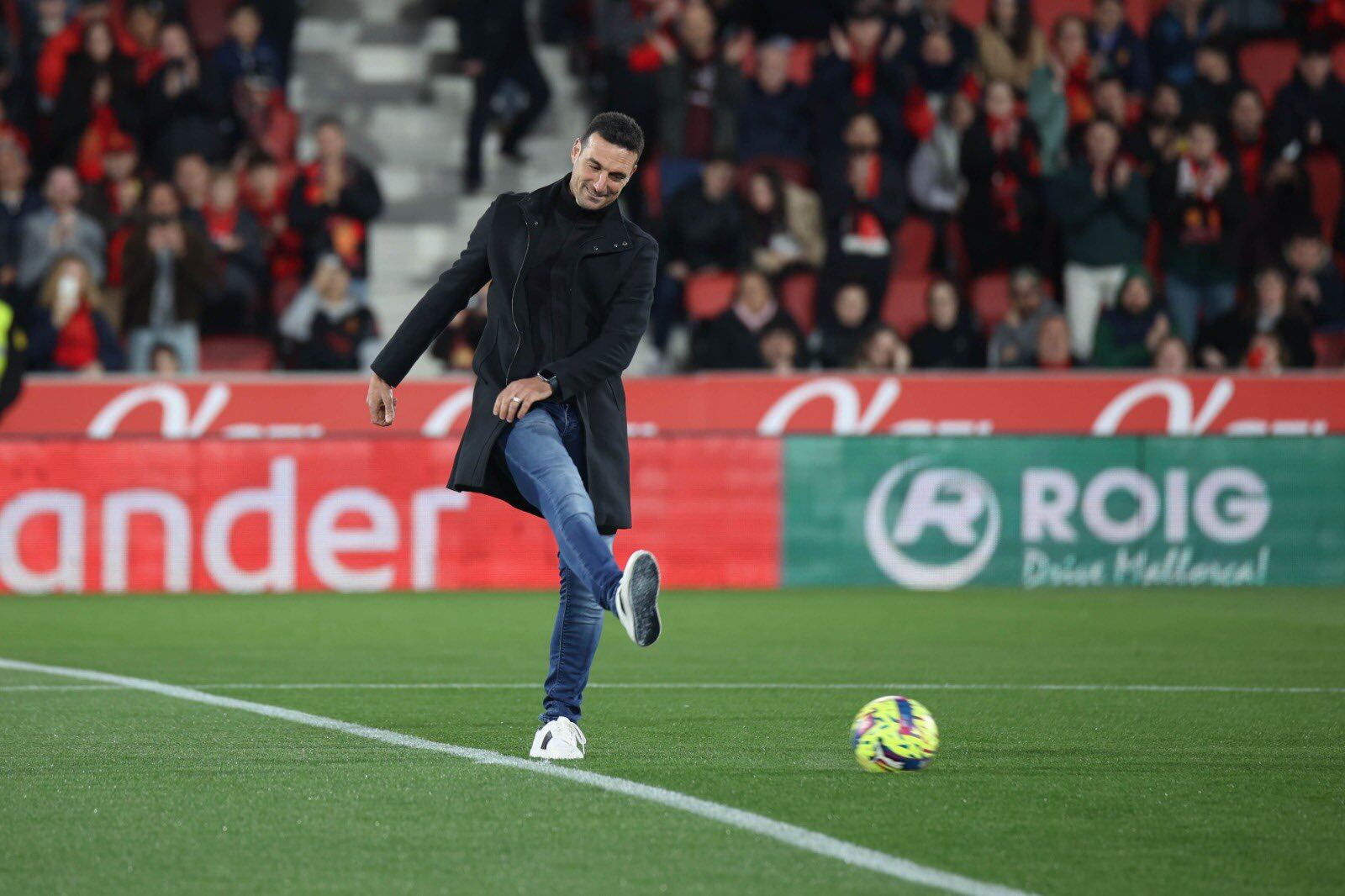 El entrenador santafesino patea la pelota de manera simbólica a modo de reconocimiento por ser el DT campeón del mundo (Foto: @RCD_Mallorca).