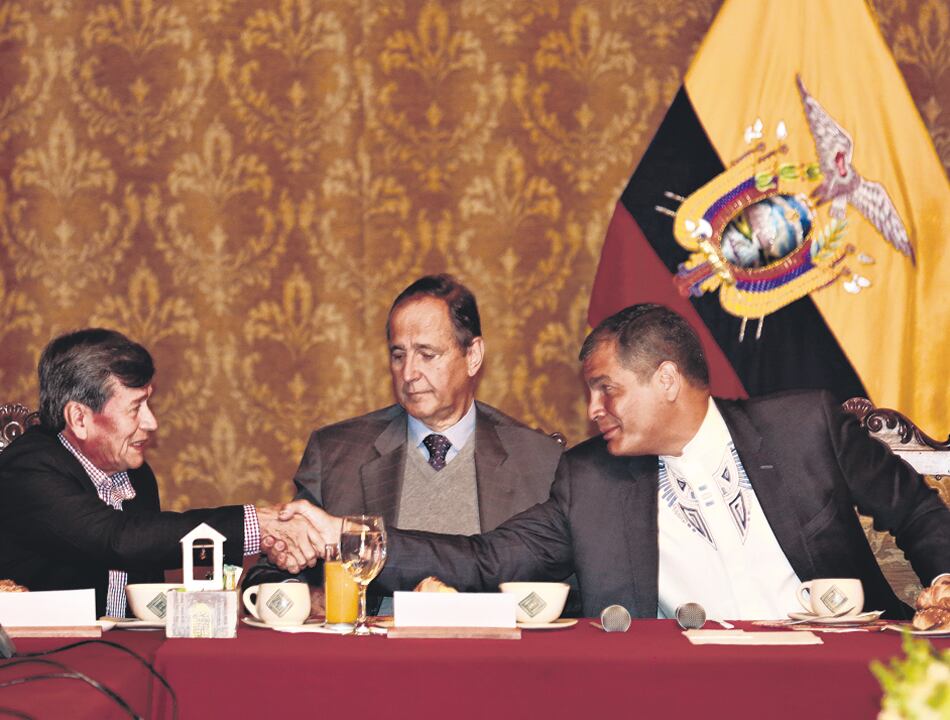 Juan Restrepo, delegado del gobierno, Pablo Beltrán del ELN y Correa ayer en Quito.