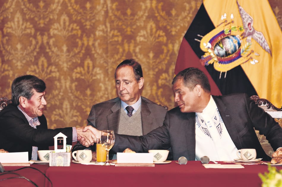 Juan Restrepo, delegado del gobierno, Pablo Beltrán del ELN y Correa ayer en Quito.