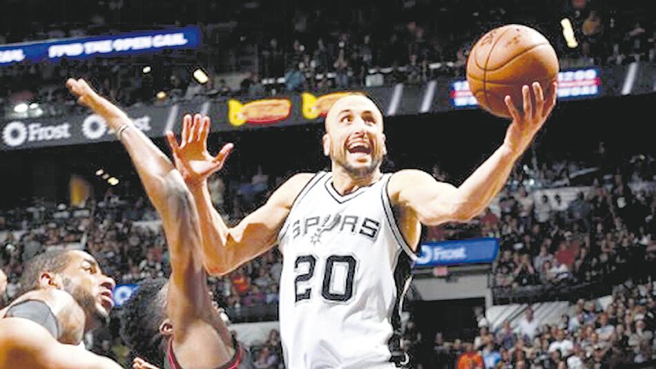 Ginóbili convierte con una bandeja uno de los tantos dobles que marcó en la NBA.