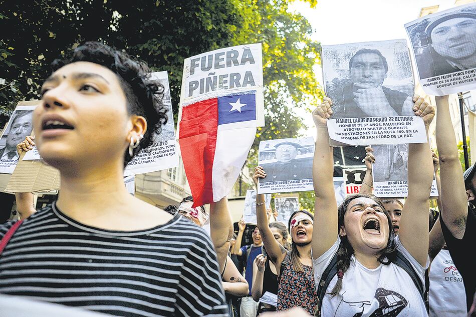 Marcha en Plaza de Mayo en solidaridad con el pueblo de Chile.