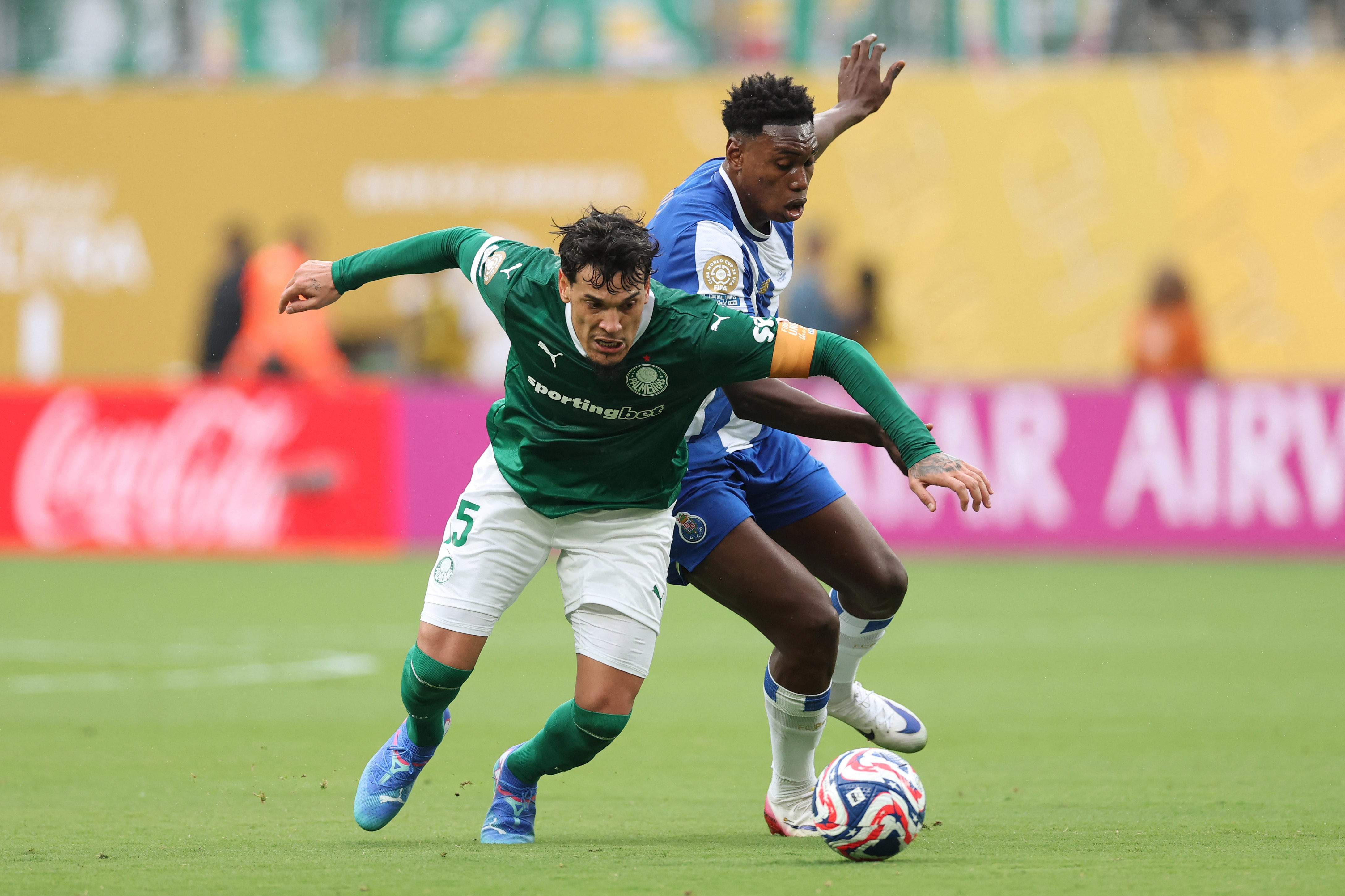 Gustavo Gómez cubre la pelota ante un adversario