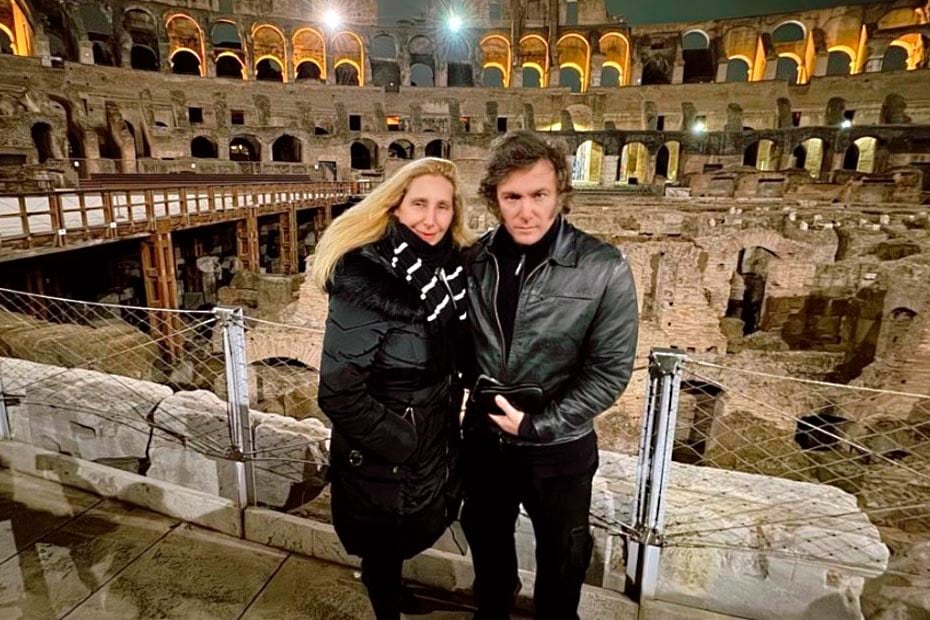 Karina y Javier Milei en Roma desde donde se anunció el despido de Giordano y Royón.