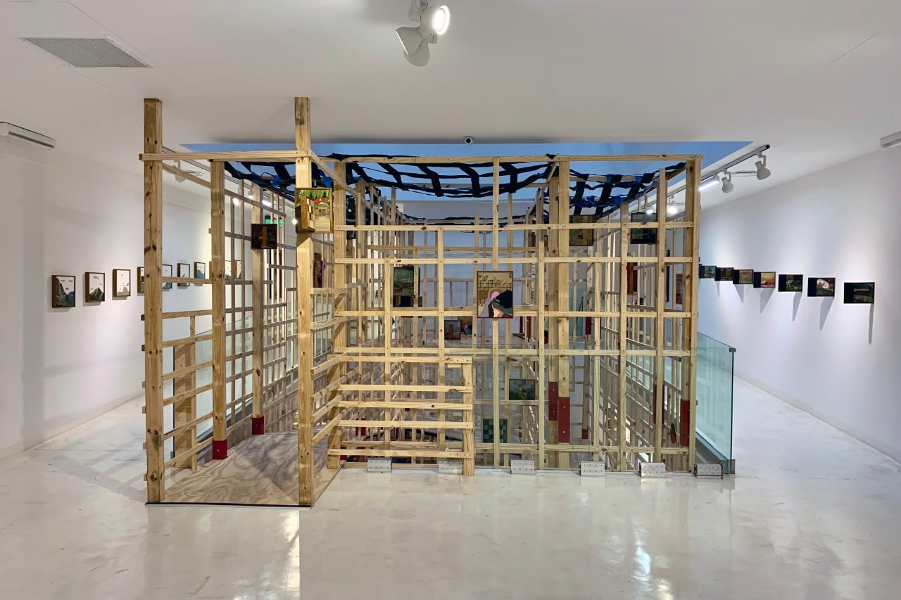 Vista parcial de la muestra "El Atajo", de José Luis Landet en el Museo Marco. Abajo: Otra vista de la exposición. Más abajo: "Gabinete" de Landet en la sala del primer piso del Museo Marco.