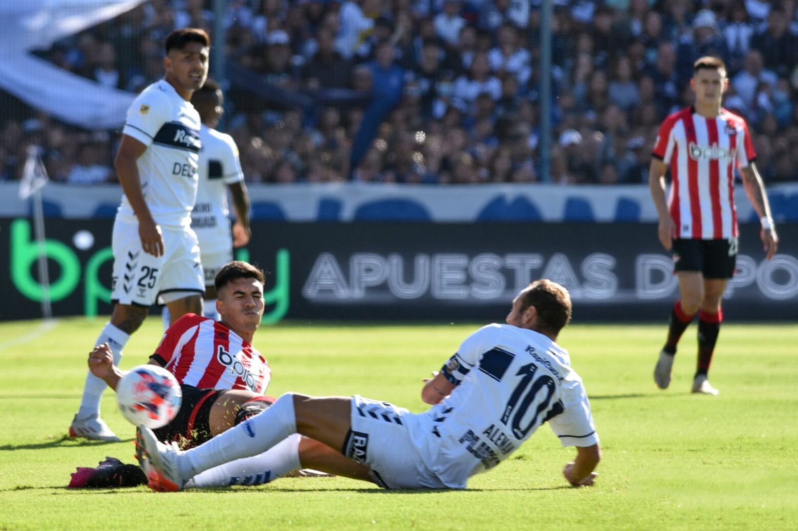Estudiantes y Gimnasia podrían cruzarse en cuartos. El clásico de la fecha 7 terminó en un agónico empate