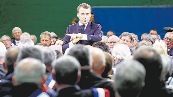 Macron se reunió ayer con los alcaldes de Normandía en Grand Bourgtheroulde.
