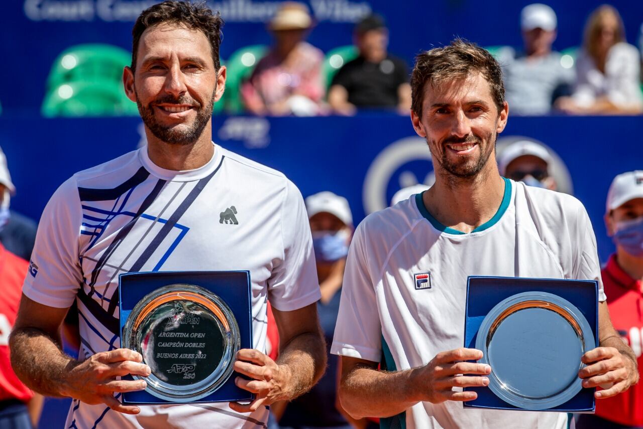 El mexicano González junto a Molteni, campeones del dobles en el Argentina Open.