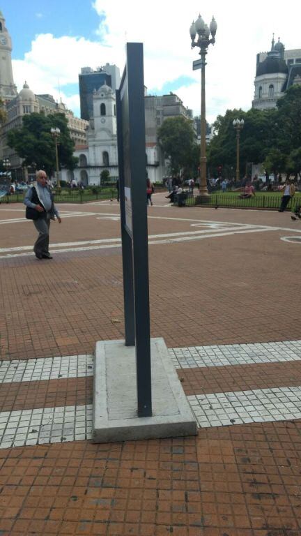 Uno de los monolitos ubicados en Plaza de Mayo alrededor de la pirámide.