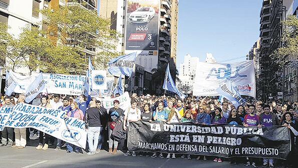 La manifestación fue convocada por la propia Universidad de Córdoba, junto a la FUC y Adiuc.