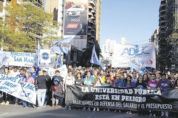 La manifestación fue convocada por la propia Universidad de Córdoba, junto a la FUC y Adiuc.