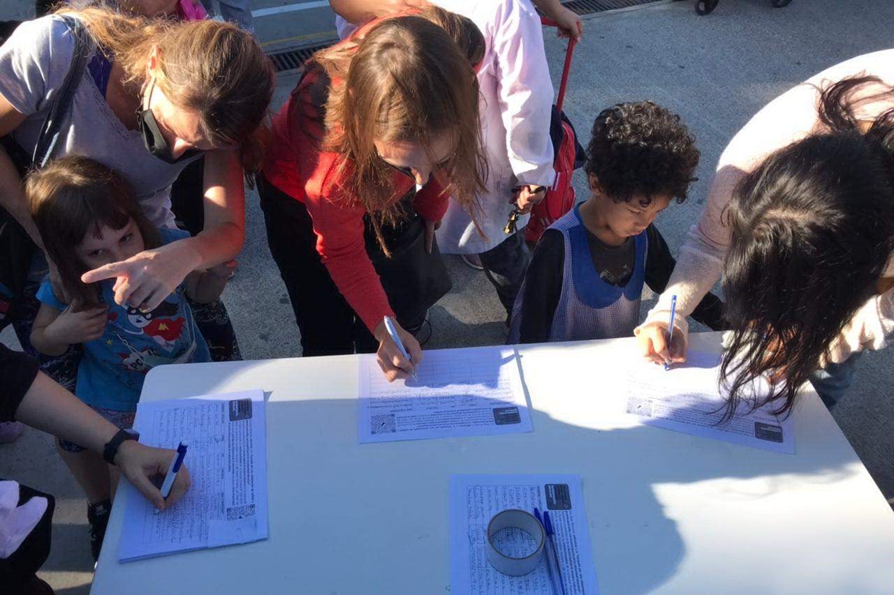 Los estudiantes recolectaron firmas para sostener los reclamos por buena alimentación.