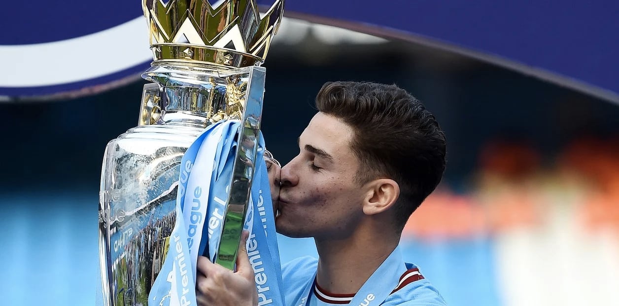 Julián Álvarez con el trofeo de la Premier League 2022/23 que ganó Manchester City.