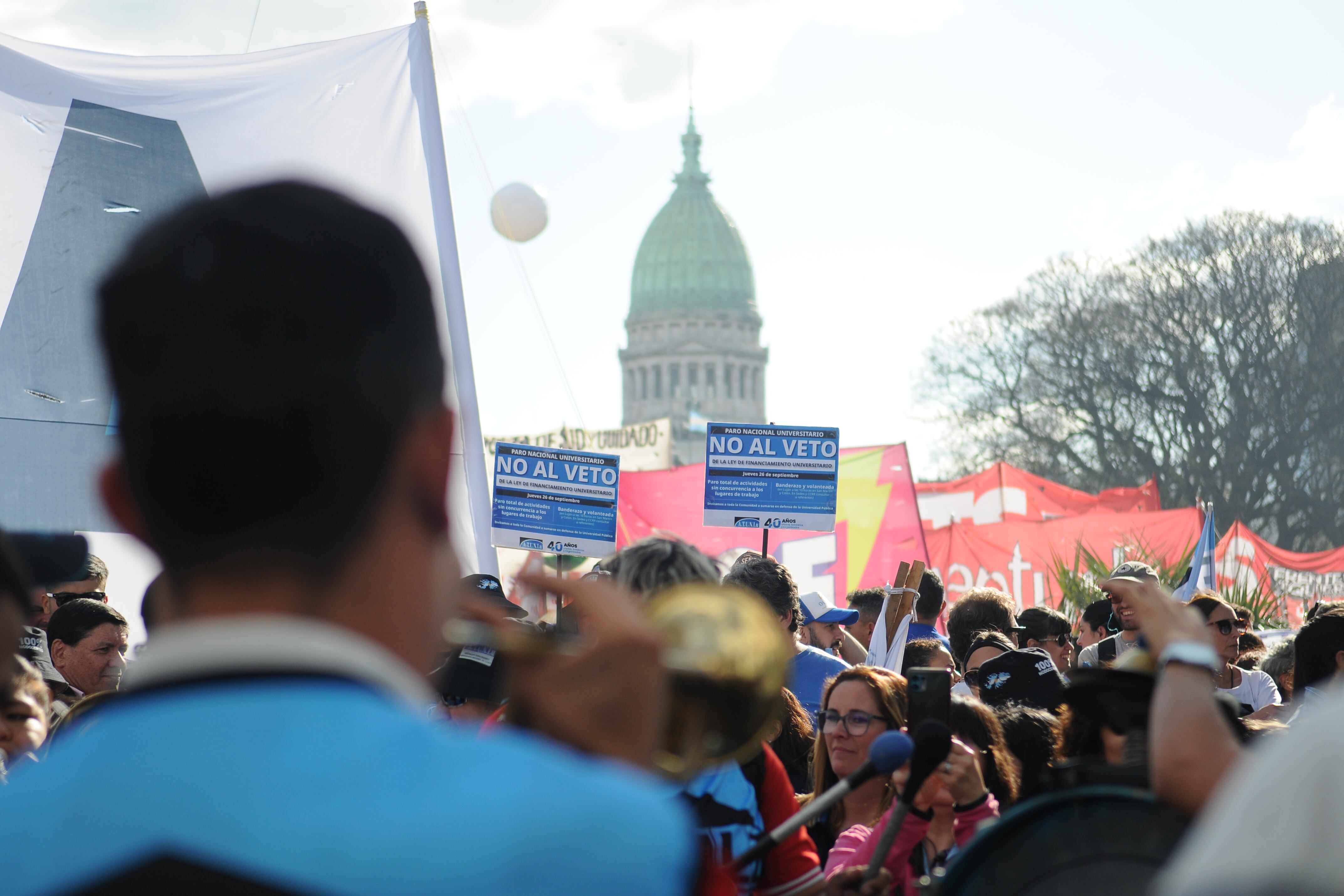 La crisis universitaria ya reunió dos marchas masivas con fuertes reclamos al Gobierno.