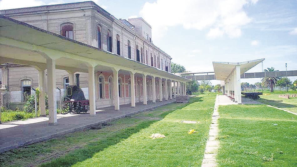 La estación La Plata de lo que fue el Tren Provincial, desactivada y sin uso desde hace años.