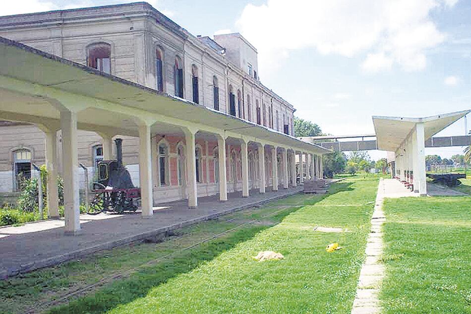 La estación La Plata de lo que fue el Tren Provincial, desactivada y sin uso desde hace años.
