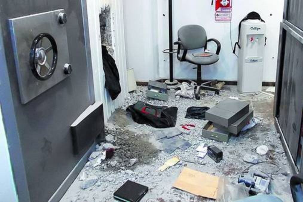 En 2006 se produce el "Robo del Siglo".Un grupo de cuatro ladrones entra a robar en la sucursal Acassuso del Banco Río. Al final del día, tras una toma de rehenes, se fugan por un boquete y se escapan por un túnel con salida al Río de la Plata.