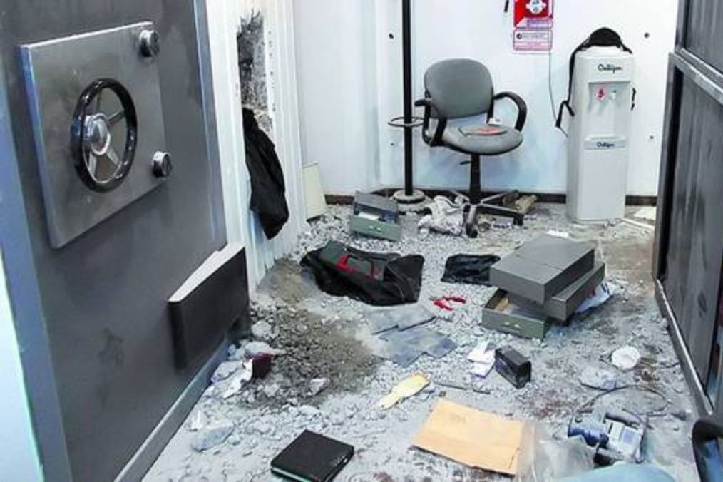 En 2006 se produce el "Robo del Siglo".Un grupo de cuatro ladrones entra a robar en la sucursal Acassuso del Banco Río. Al final del día, tras una toma de rehenes, se fugan por un boquete y se escapan por un túnel con salida al Río de la Plata.