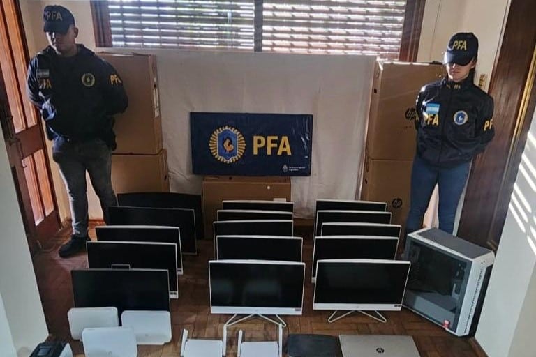 La PFA secuestró 21 computadoras, 3 notebooks, 5 routers, 1 tablet, 1 maquina contadora de billetes, entre otros elementos. (Foto: Prensa Policía Federal Argentina)