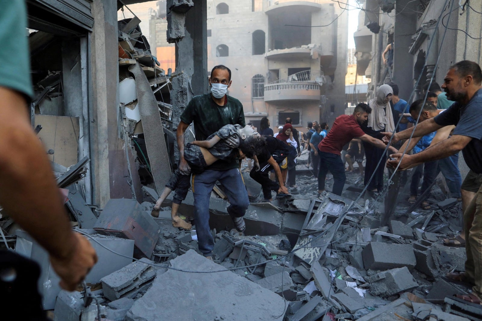 Un hombre carga a un
niño herido en el lugar de un
ataque israelí contra una casa
en Khan Younis, Gaza.