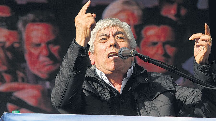 “Ahora tienen poder y creen que se pueden llevar todo por delante”, dijo Moyano, que reconoció su alejamiento del gobierno macrista.