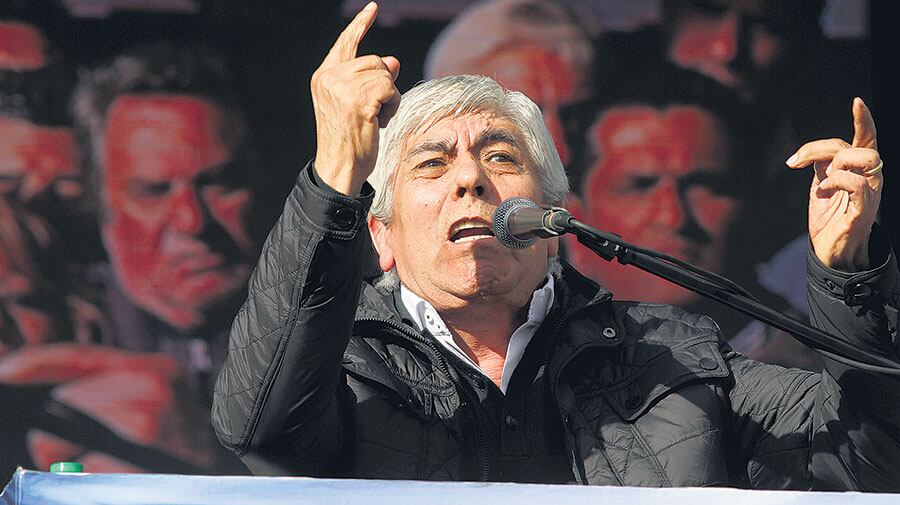 “Ahora tienen poder y creen que se pueden llevar todo por delante”, dijo Moyano, que reconoció su alejamiento del gobierno macrista.