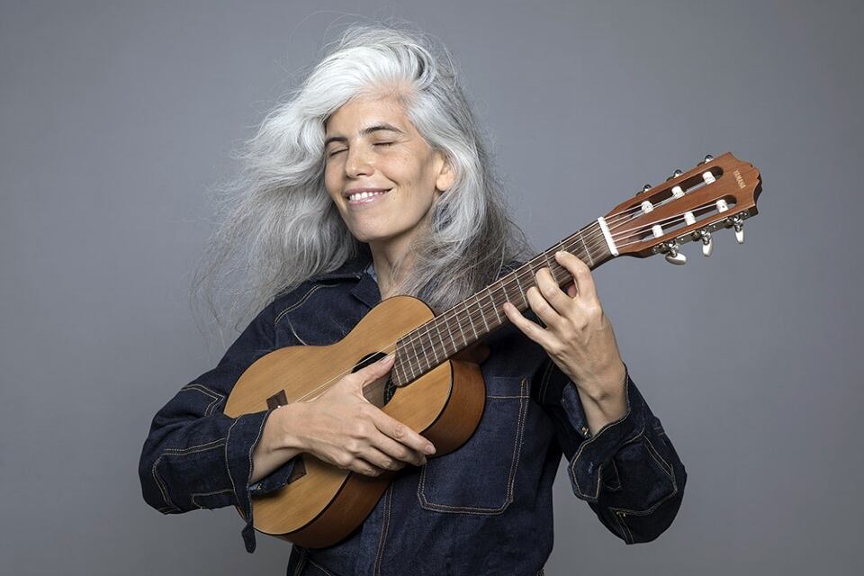 Florencia Ruiz presenta 25 años de discos en el Petit Salón de Plataforma Lavardén. 