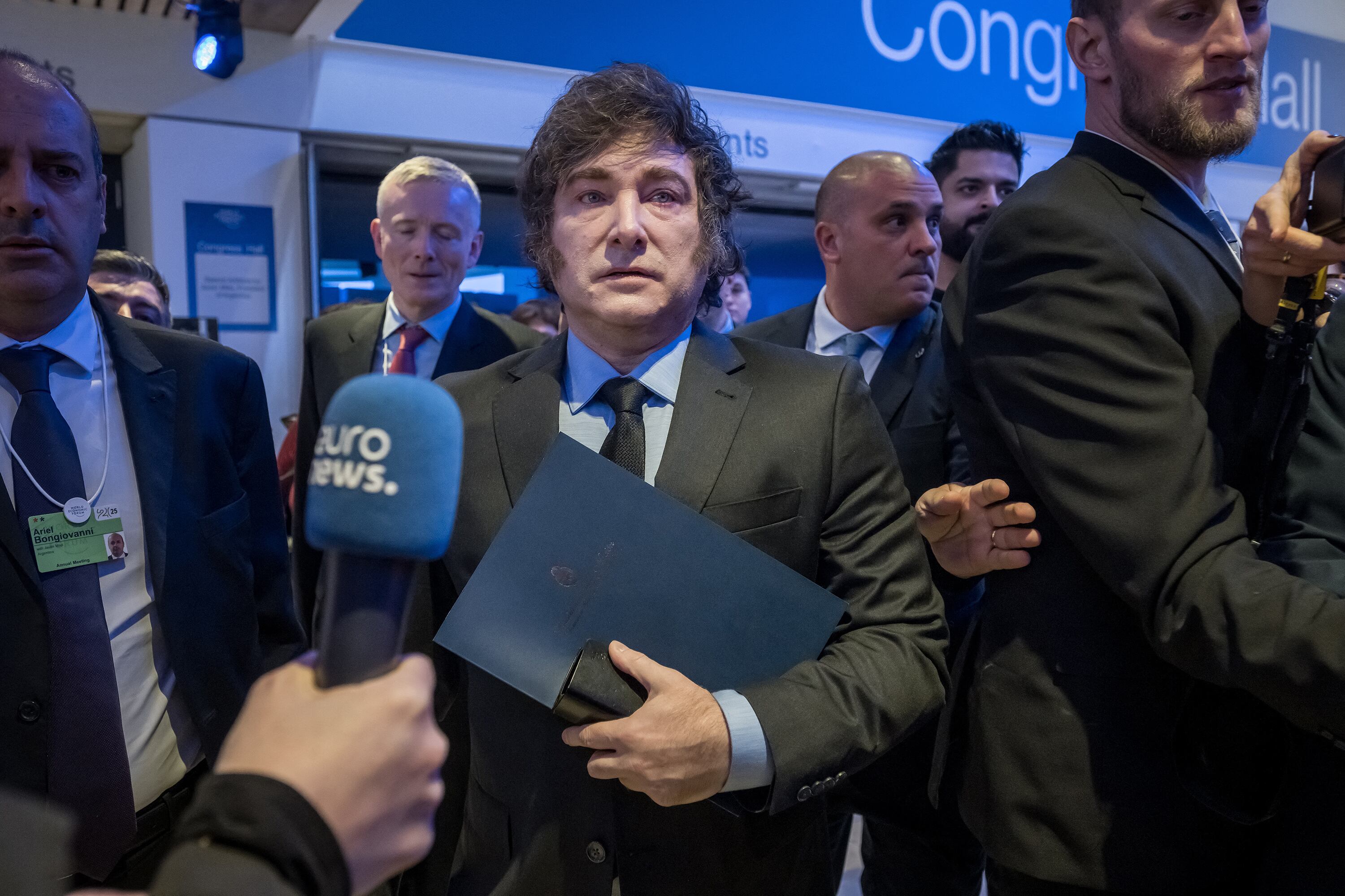 Milei con su carpetita de apego en Davos