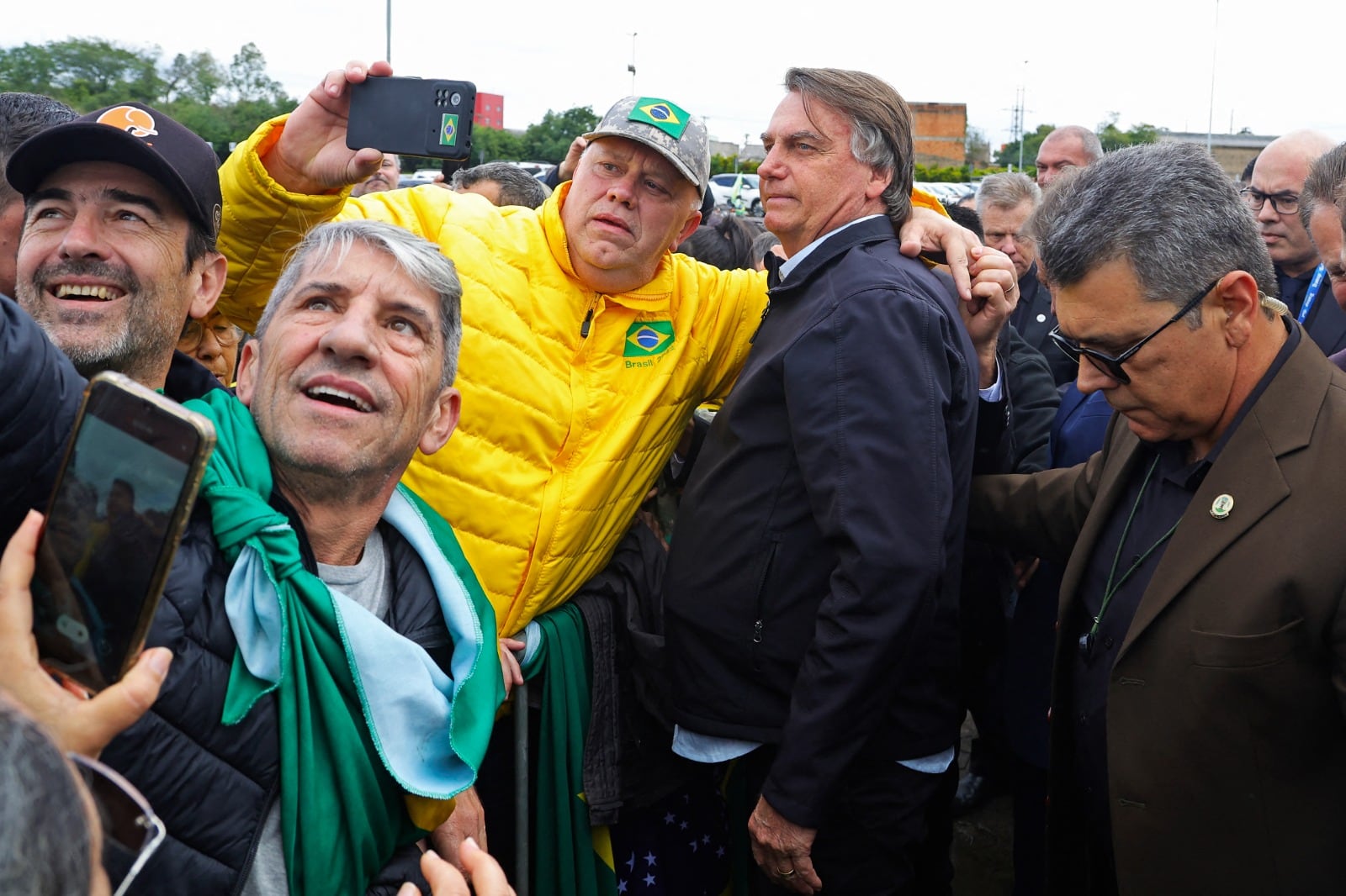 Bolsonaro saluda a simpatizantesen una feria en Porto Alegre