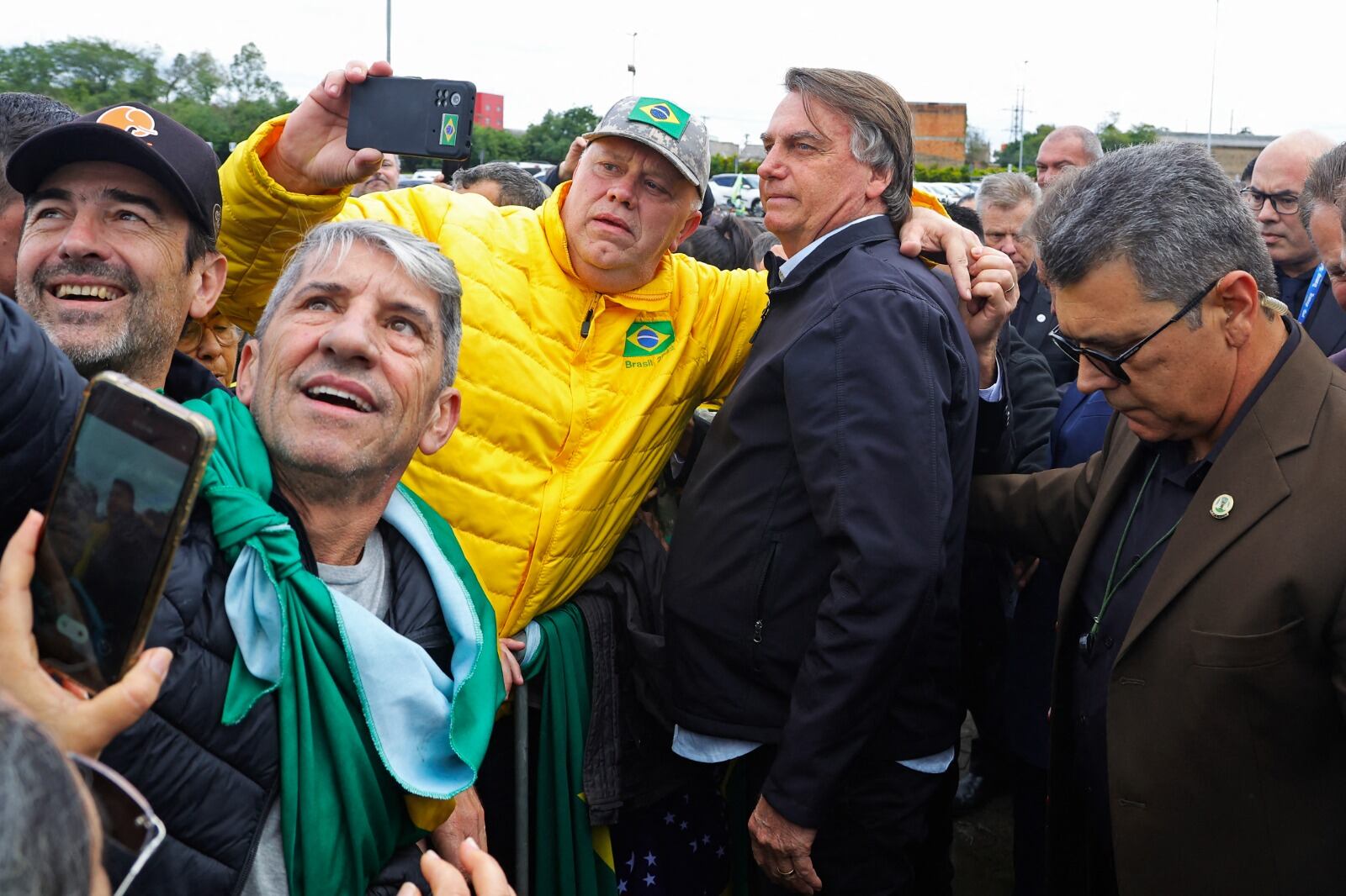 Bolsonaro saluda a simpatizantesen una feria en Porto Alegre