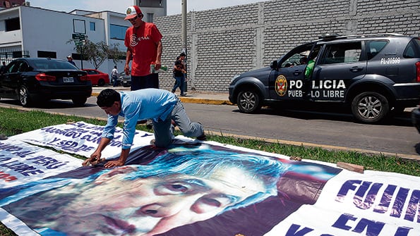 Simpatizantes de Fujimori arman una cartel en la entrada a la clínica en la que está internado.