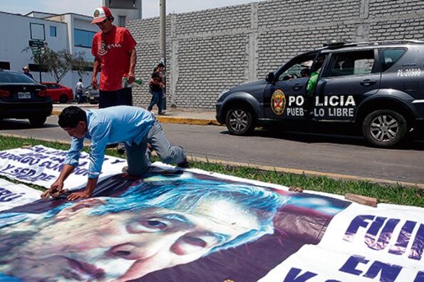 Simpatizantes de Fujimori arman una cartel en la entrada a la clínica en la que está internado.