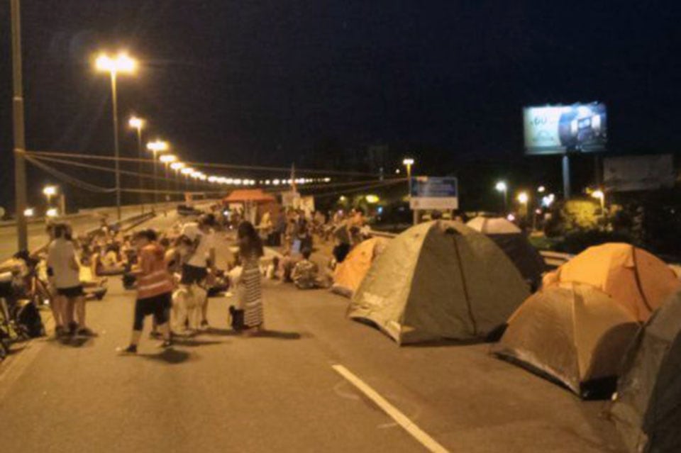 Acampe en el puente Rosario-Victoria.