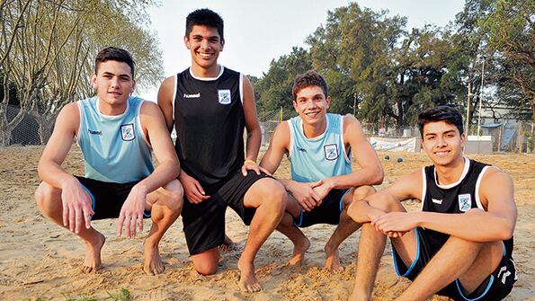 Los chicos del Beach Handball posan en el Cenard en la previa a los Juegos Olímpicos de la Juventud.