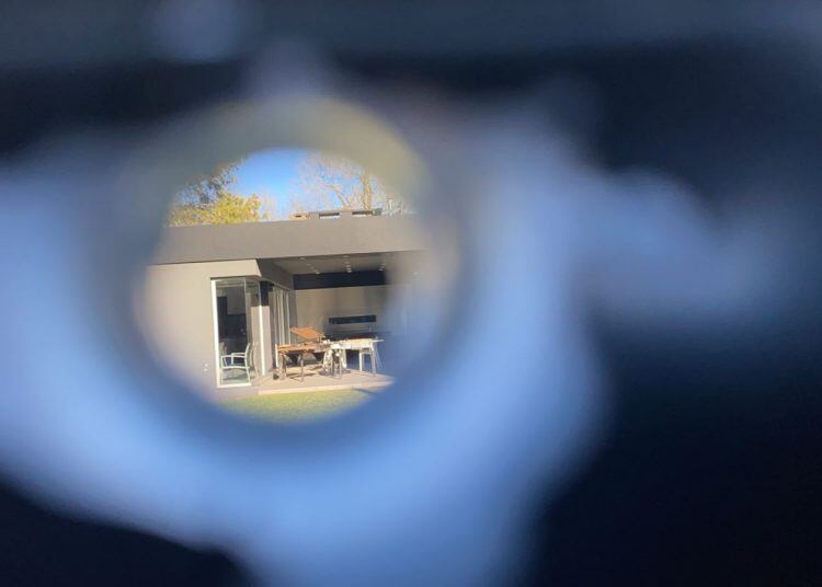 El frente baleado de la casa de Funes.