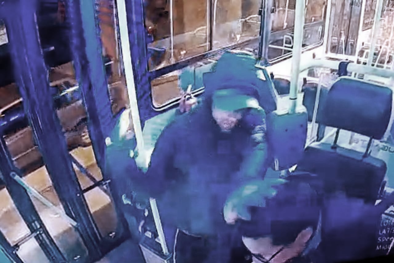 El momento del ataque al colectivero.